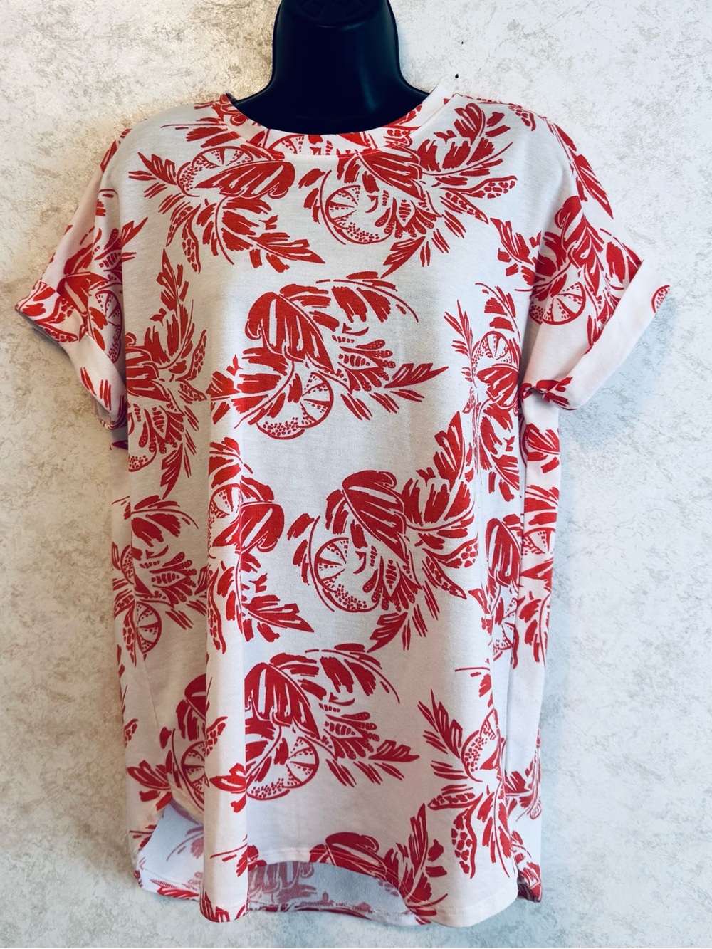 Crown & Ivy White Red Floral Womens Top Size Small Runs Large Short Cap Sleeves